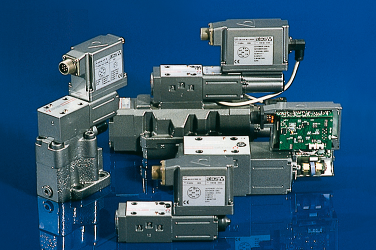Proporcionálne komponenty s integrovanou elektronikou.